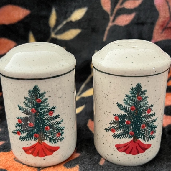 Vintage Christmas Tree Stoneware Salt and Pepper Shakers Holiday Kitchen Decor - Picture 7 of 7